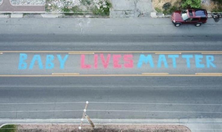 Mural ‘Baby Lives Matter’ naprzeciw kliniki Planned Parenthood