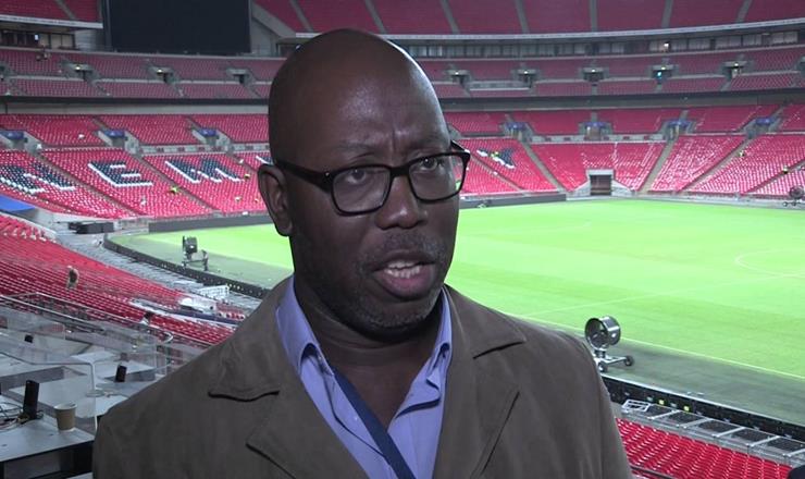 Rasizm w piłce nożnej: gracze powinni działać, jeśli media społecznościowe nie mogą tego uporządkować, mówi Darren Lewis