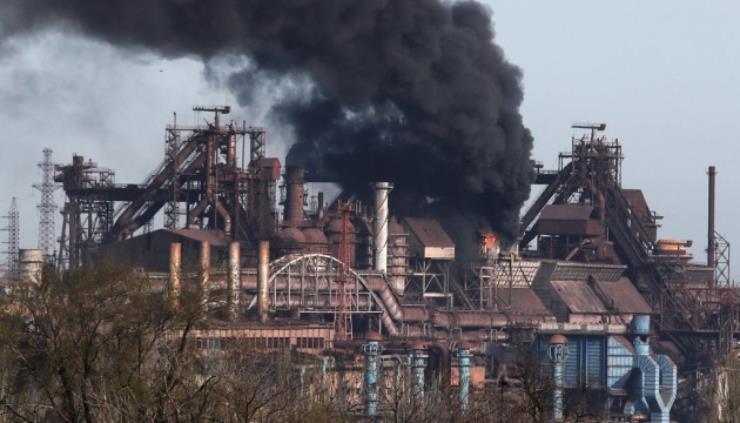 Rosjanie wznawiają atak na fabrykę Azowstal po odjeździe konwoju ONZ
